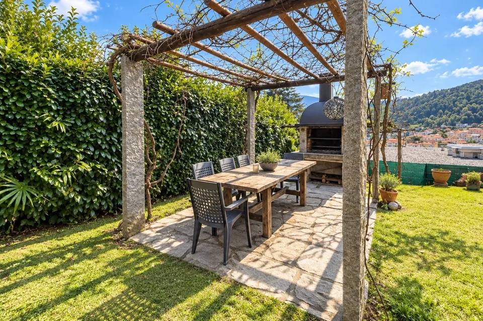 Maison multifamiliale aux mille possibilités avec vue sur le lac et jardin – photo 5 sur 12