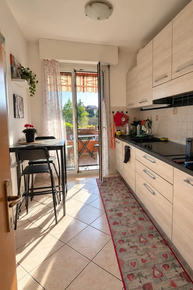 Appartement lumineux 3,5 pièces avec vue panoramique, cuisine rénovée et balcon – photo 5 sur 14