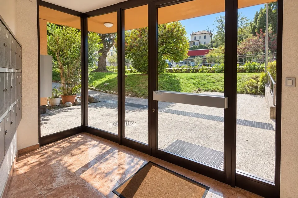 Appartement lumineux 3,5 pièces avec vue panoramique, cuisine rénovée et balcon – photo 13 sur 14