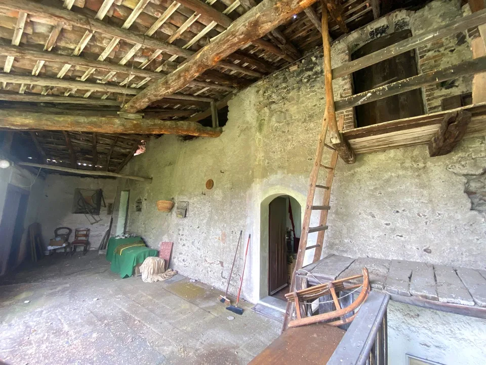 Tessiner Haus aus dem 15. Jahrhundert mit 15 Räumen und Entwicklungspotenzial sowie Grundstück – Foto 16 von 17