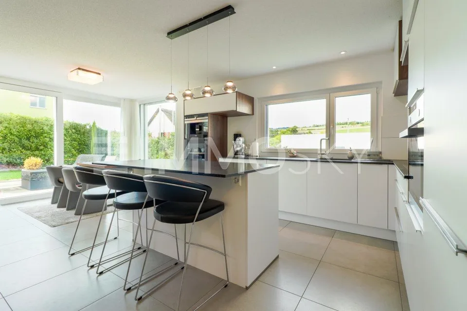 Geräumige moderne Villa mit hochwertigen Materialien – Foto 5 von 12