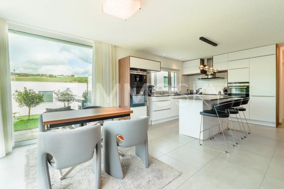 Geräumige moderne Villa mit hochwertigen Materialien – Foto 3 von 12