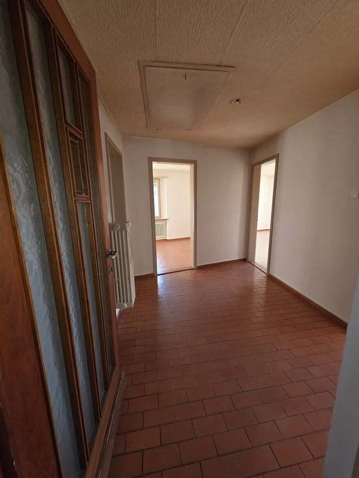 Charming 4-room old building apartment on Alpenstrasse in Grenchen – photo 4 of 10