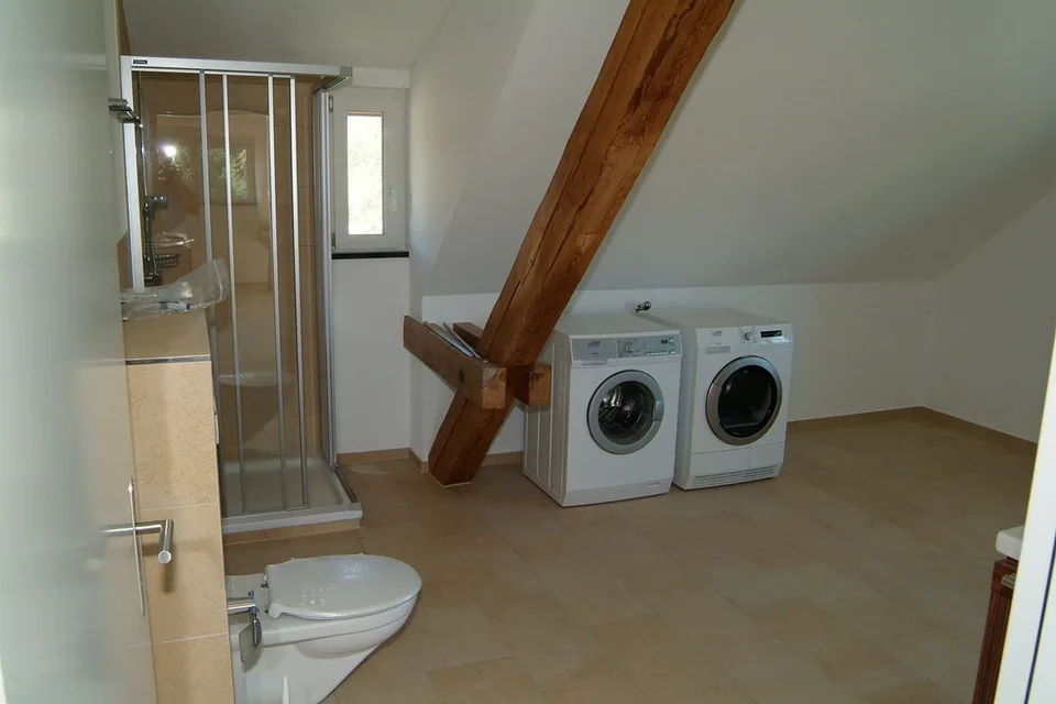 offene Dachwohnung am Dorfrand, im Grünen – Foto 5 von 9