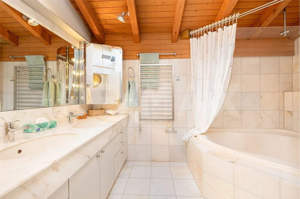 Family-friendly home with lots of comfort, garden idyll, and double garage – photo 10 of 13