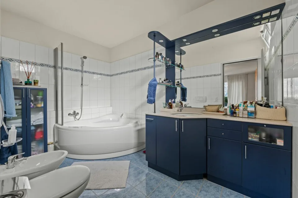 Exclusive House immersed in nature with 180° lake view – photo 14 of 16