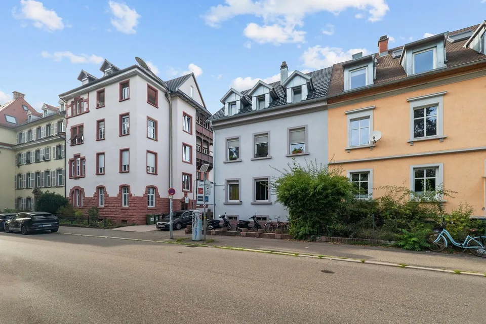 Rare find in Wiehre: Residential and commercial building with commercial courtyard, 5 residential and 4 commercial units – photo 4 of 13