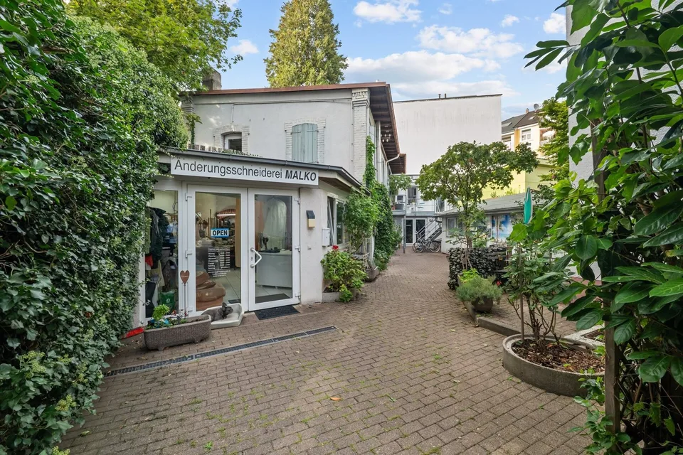 Apartment building with greened commercial courtyard in the Wiehre, 5 residential and 4 – photo 2 of 13