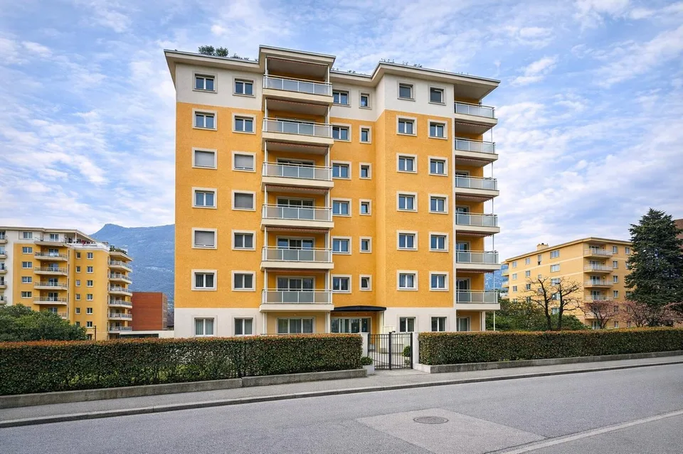 Refined 3.5-room apartment with covered terrace and premium finishes. – photo 25 of 25