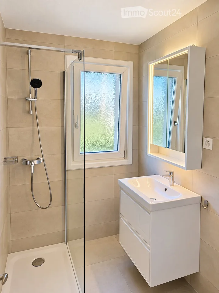 Schönes Appartement mit 4.5 Zimmern, 80m2, Balkonen und Parkplätzen – Foto 3 von 5