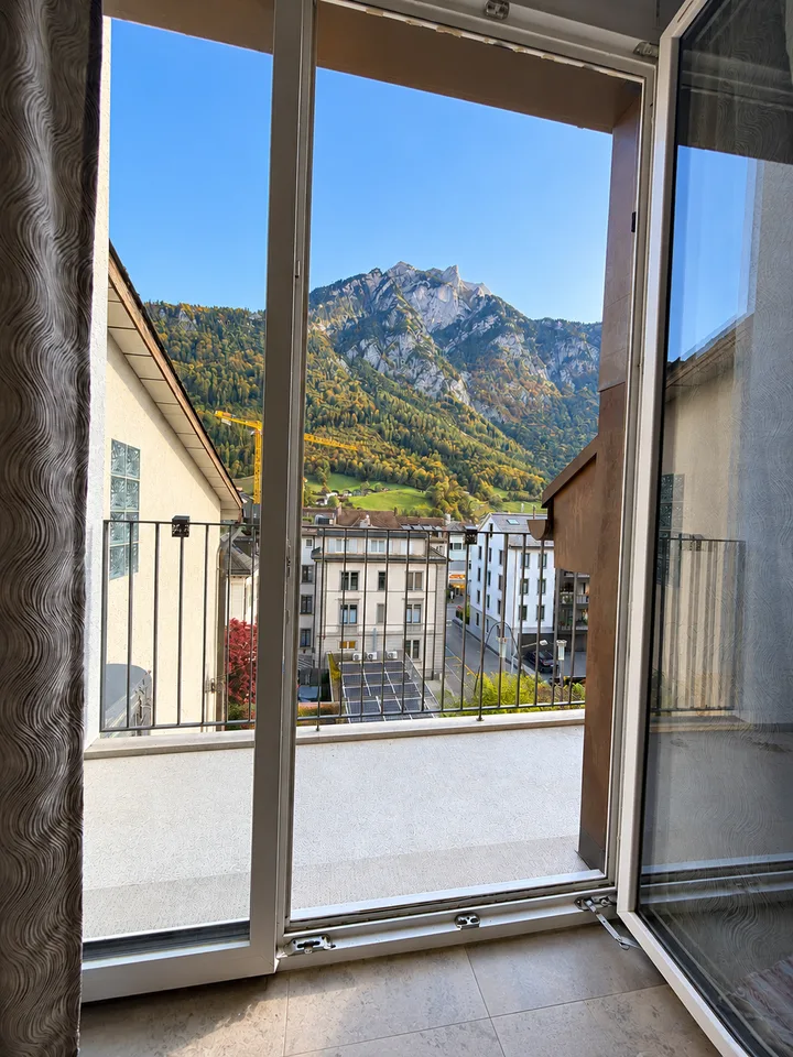 Incantevole appartamento mansardato di 3 locali con vista montagna a Glarus – foto 7 di 16