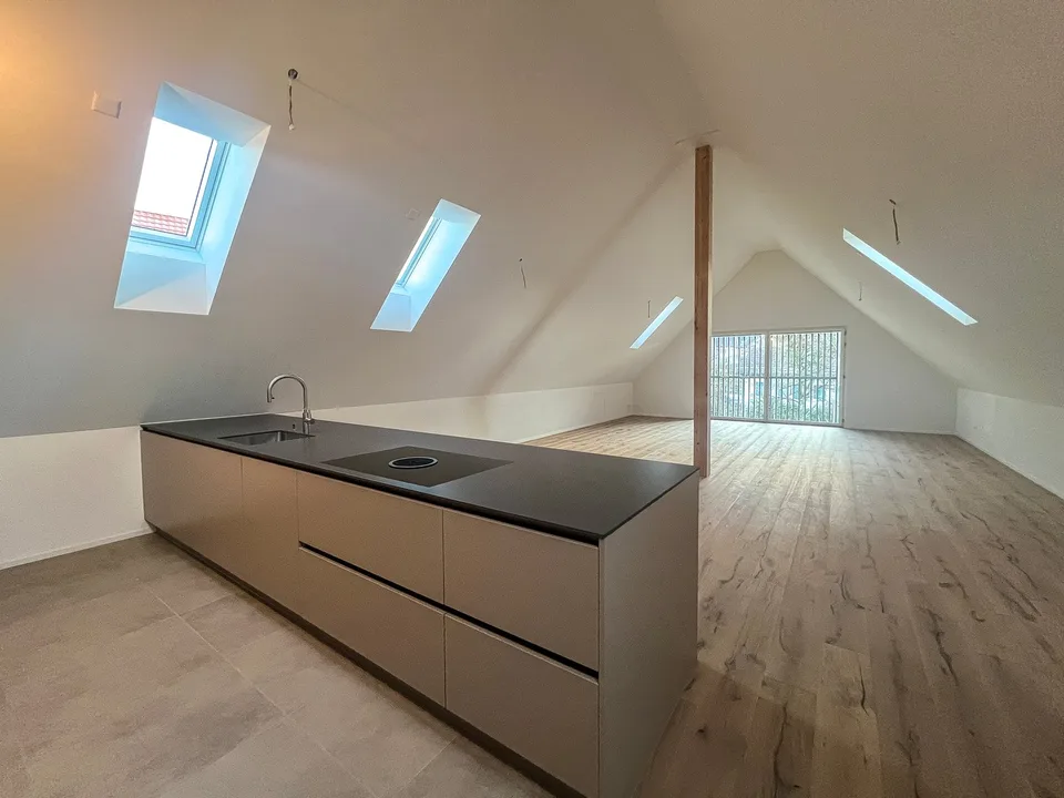 With the elevator directly into the apartment - spacious attic maisonette in front of Zurich's gates – photo 3 of 17