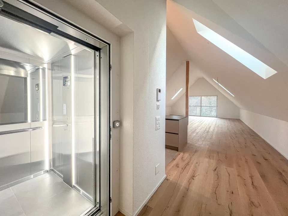 With the elevator directly into the apartment - spacious attic maisonette in front of Zurich's gates – photo 2 of 17
