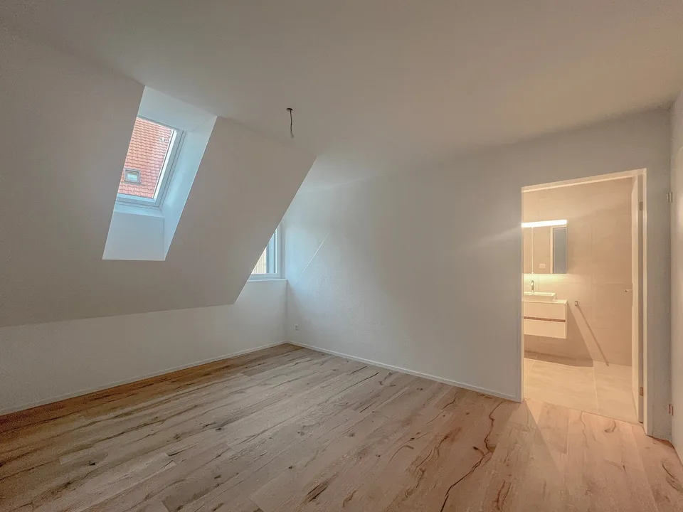 With the elevator directly into the apartment - spacious attic maisonette in front of Zurich's gates – photo 5 of 17