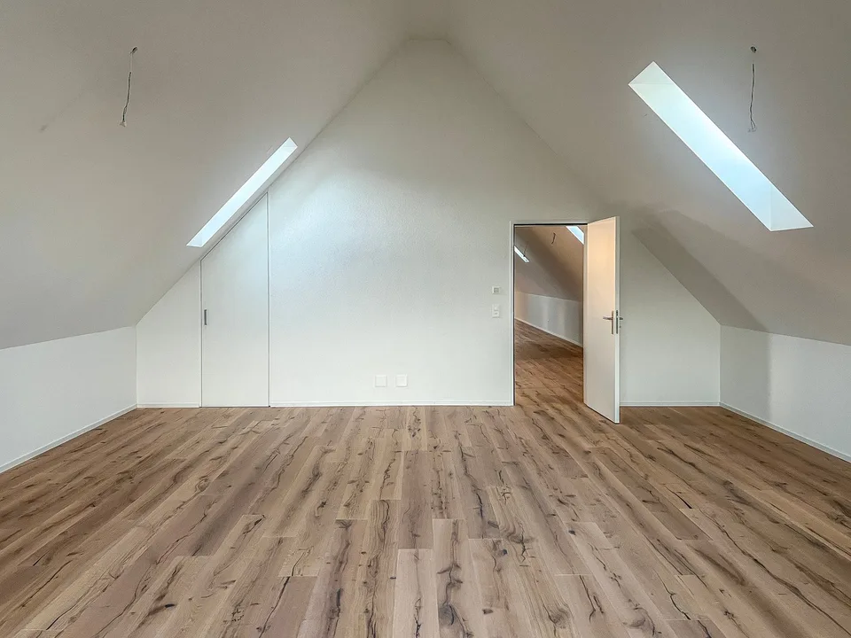 With the elevator directly into the apartment - spacious attic maisonette in front of Zurich's gates – photo 12 of 17