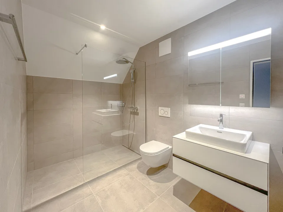 With the elevator directly into the apartment - spacious attic maisonette in front of Zurich's gates – photo 4 of 17