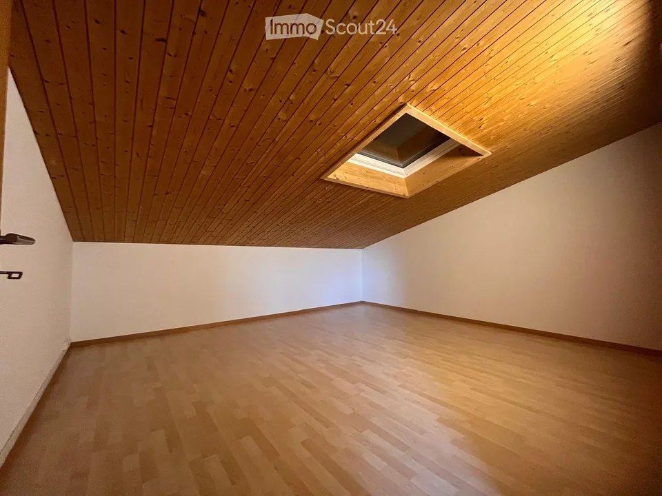 Grosszügige 3 Zimmer-Dachwohnung – Foto 3 von 5