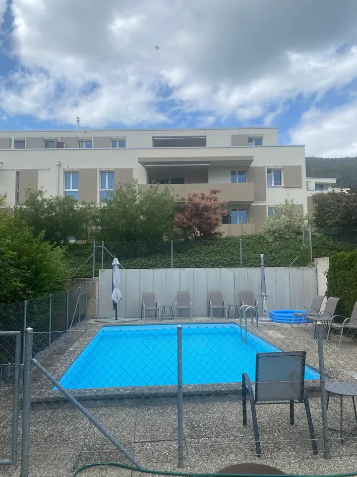 Charmantes 3.5-Zimmer-Wohnung mit Balkon und Pool in La Neuveville – Foto 9 von 10