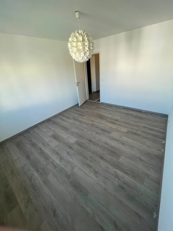 Charmantes 3.5-Zimmer-Wohnung mit Balkon und Pool in La Neuveville – Foto 8 von 10