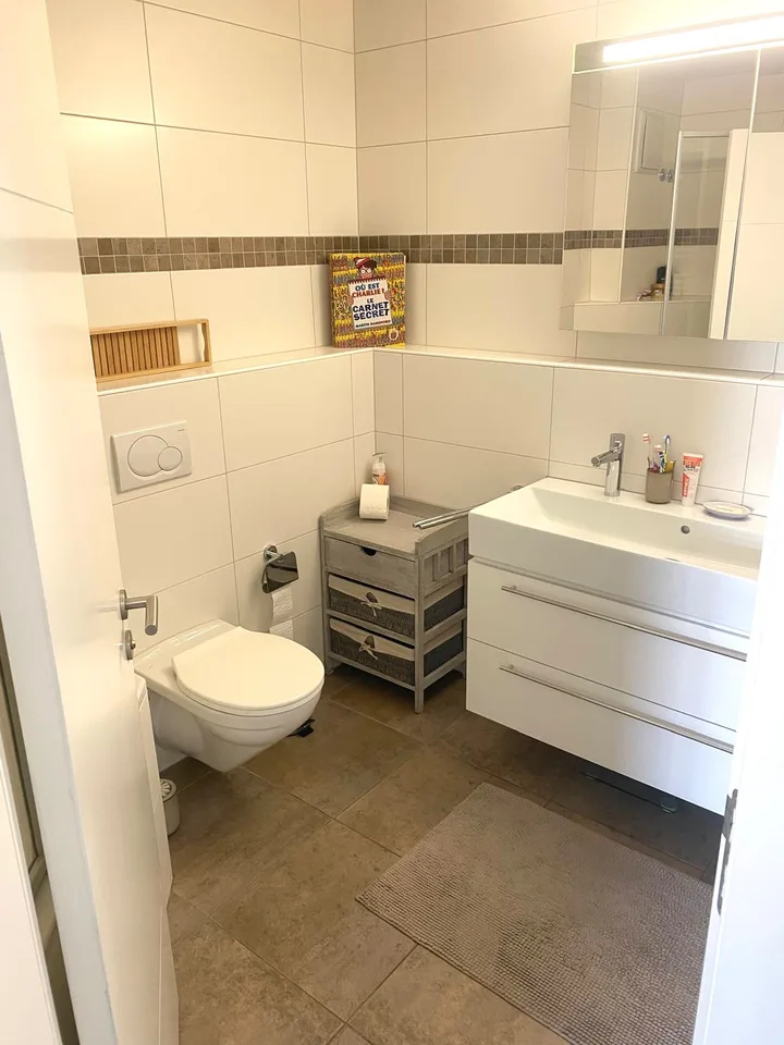 Charmantes 3.5-Zimmer-Wohnung mit Balkon und Pool in La Neuveville – Foto 6 von 10