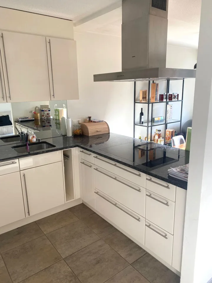 Charmantes 3.5-Zimmer-Wohnung mit Balkon und Pool in La Neuveville – Foto 3 von 10