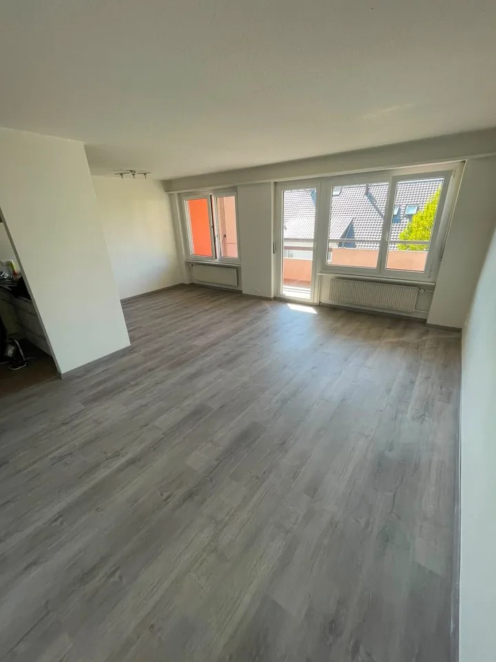 Charmantes 3.5-Zimmer-Wohnung mit Balkon und Pool in La Neuveville – Foto 4 von 10