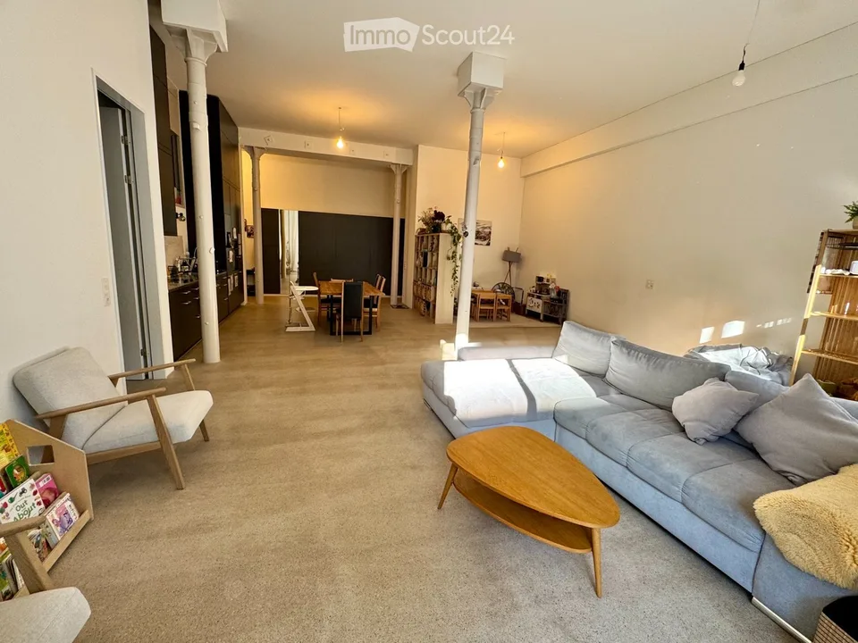 Möbliertes Industrieloft 112m2, 59m2 Terrasse, Mels (12 Mt.) – Foto 2 von 13