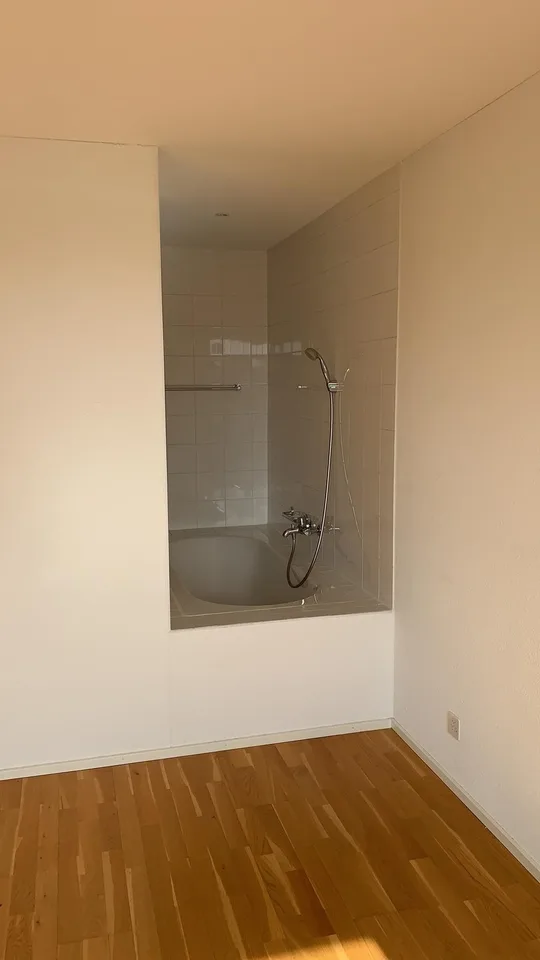 Lichtdurchflutete 2.5-Zimmer-Maisonettewohnung mit grosser Terrasse in Wallisellen – Foto 11 von 13