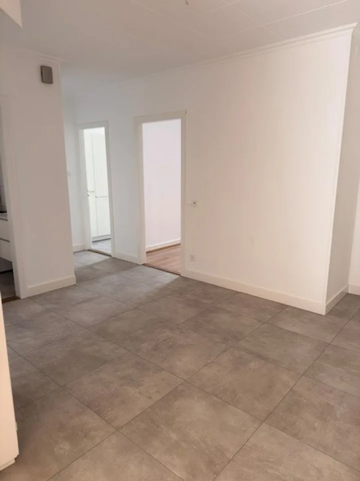Geräumige 3.5-Zimmer-Wohnung im 2. Stock, komplett renoviert – Foto 2 von 4