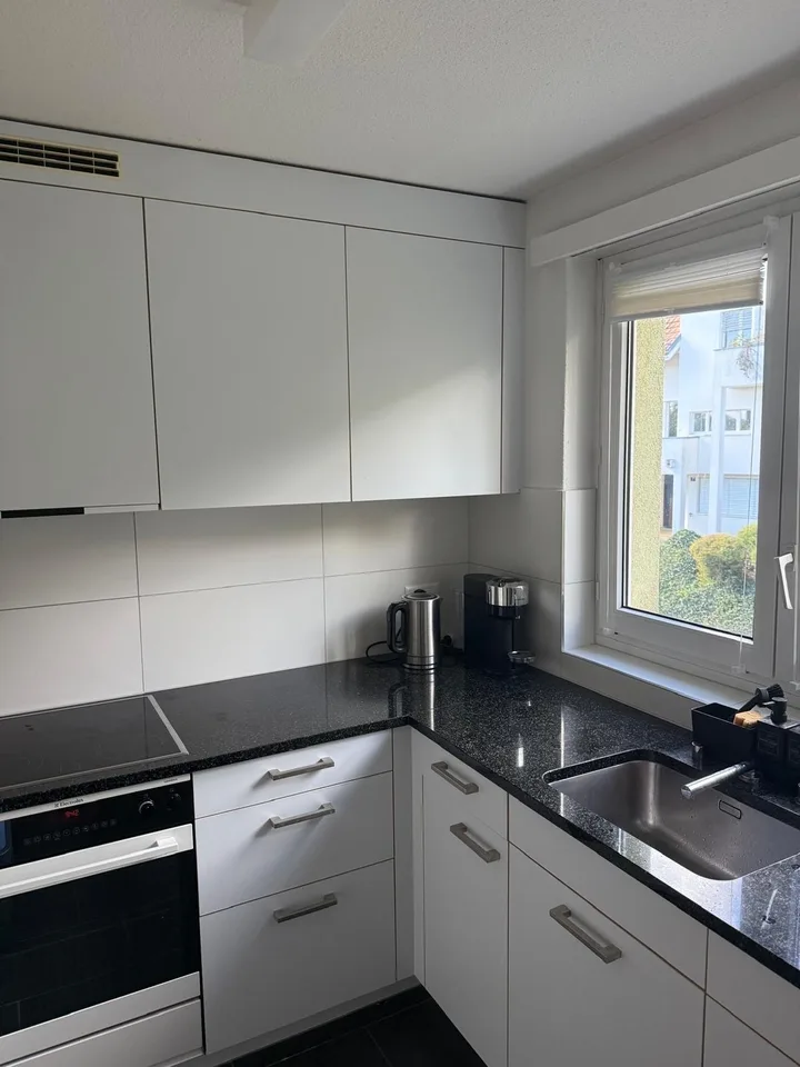 Charmantes 3.5-Zimmer-Apartment mit Balkon und grüner Aussicht in Adliswil – Foto 5 von 6
