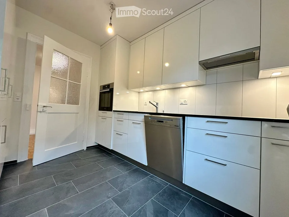 Stilvoll wohnen mit Seesicht – frisch sanierte 4-Zimmer-Wohnung in Kilchberg ZH – Foto 3 von 10