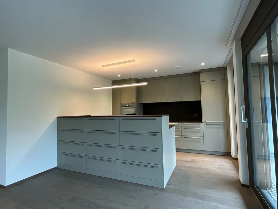 Ampio appartamento, quasi nuovo di 3,5 locali con giardino – foto 5 di 12