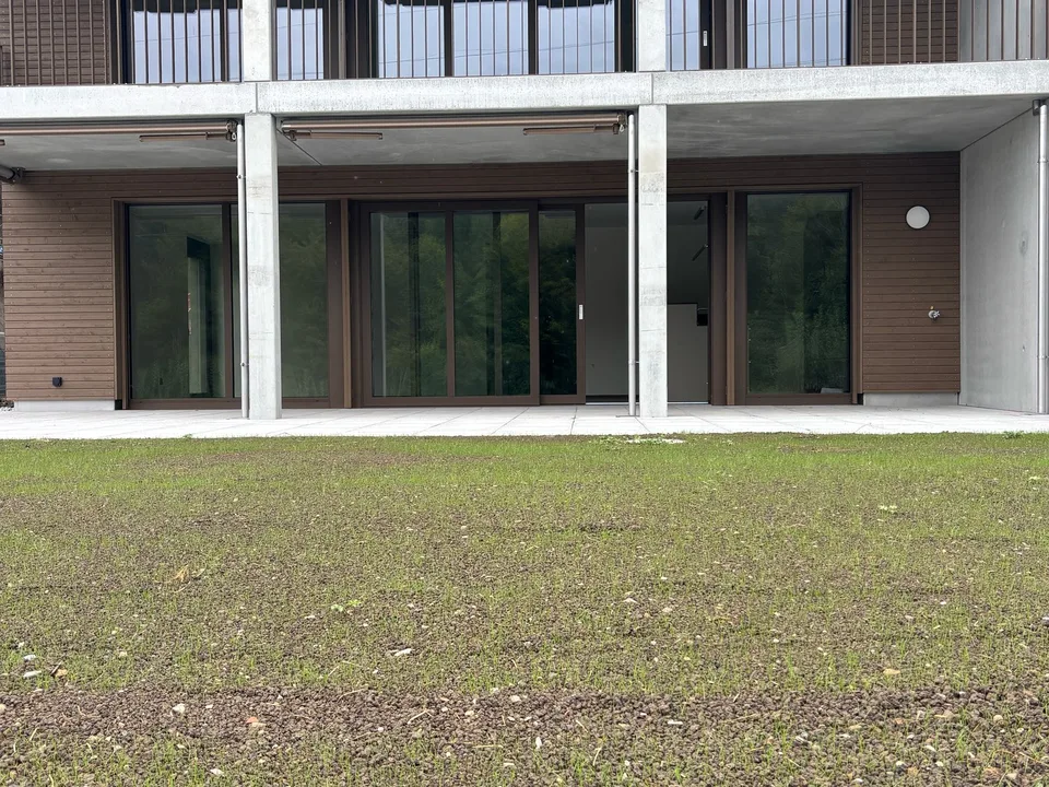 Ampio appartamento, quasi nuovo di 3,5 locali con giardino – foto 2 di 12