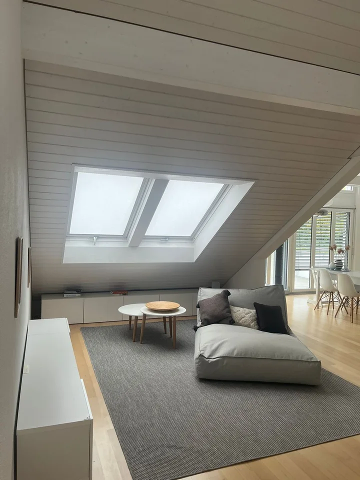 Helles Zimmer mit eigenem Bad & Balkon in moderner 145sqm Dachwohnung in Thalwil (Nähe Zürich) – foto 2 di 8