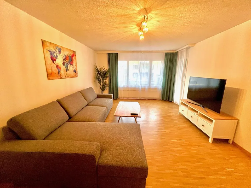 Grosses Zimmer ruhig gelegen mit gutem ÖV Anschluss =) – Foto 3 von 7