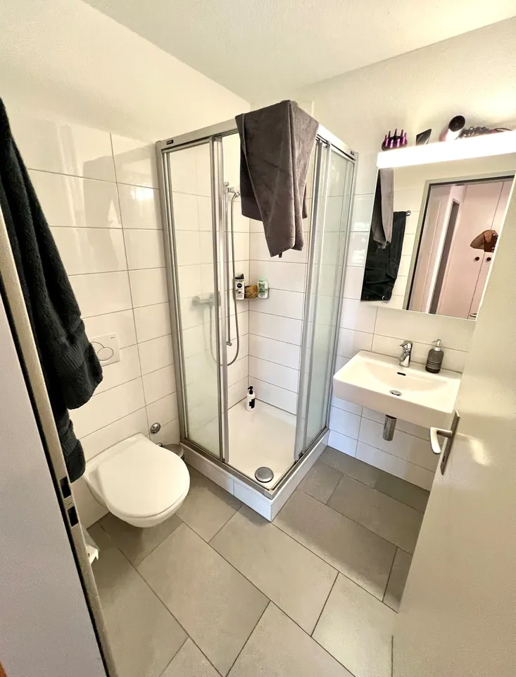 Grosses Zimmer ruhig gelegen mit gutem ÖV Anschluss =) – Foto 6 von 7