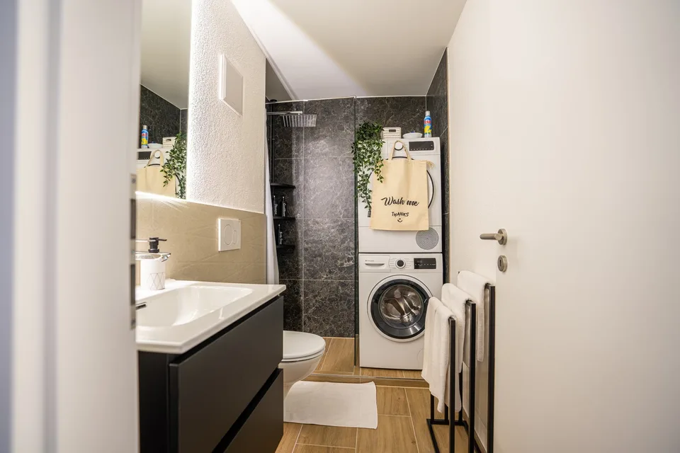 Wohnen auf Zeit Jan & Feb: Möblierte 2½ Zimmer mit Balkon & Parkplatz – Foto 4 von 13