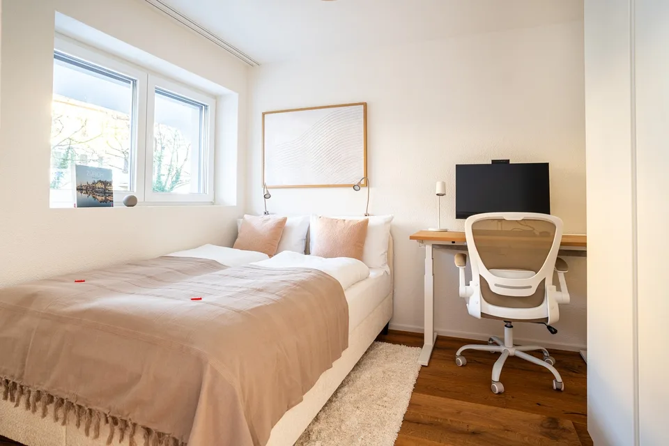Wohnen auf Zeit Jan & Feb: Möblierte 2½ Zimmer mit Balkon & Parkplatz – Foto 2 von 13