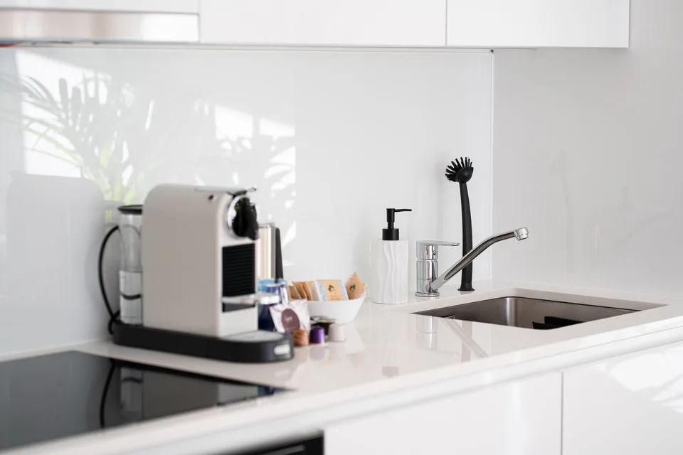 Wohnen auf Zeit Jan & Feb: Möblierte 2½ Zimmer mit Balkon & Parkplatz – Foto 7 von 13