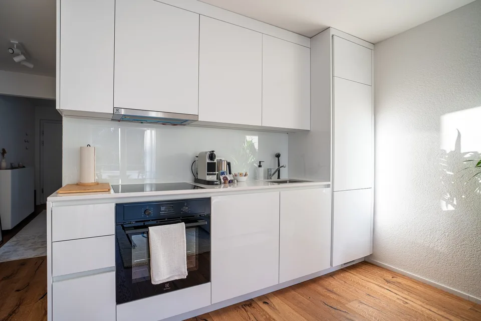 Wohnen auf Zeit Jan & Feb: Möblierte 2½ Zimmer mit Balkon & Parkplatz – Foto 3 von 13