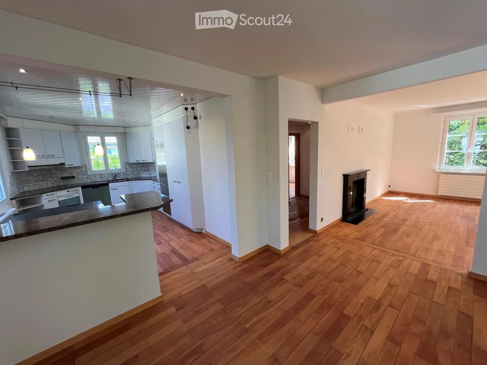 Wohnen wie im eigenen Haus: privater Garten, Cheminée und Altbaucharme – Foto 4 von 11