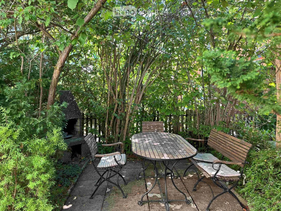 Wohnen wie im eigenen Haus: privater Garten, Cheminée und Altbaucharme – Foto 10 von 11