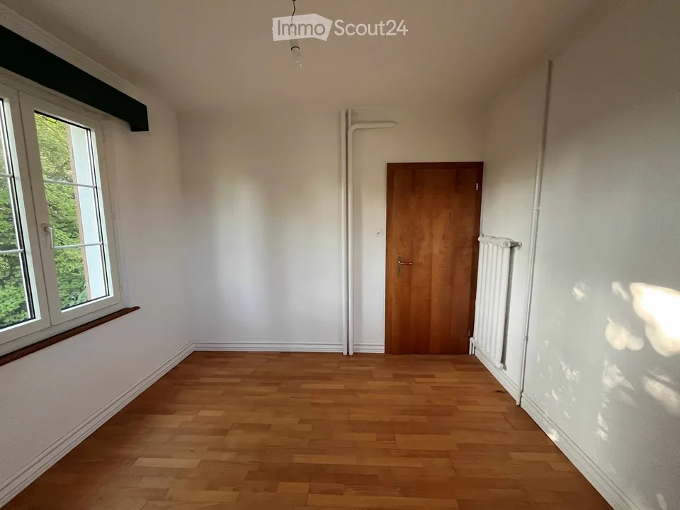 Wohnen wie im eigenen Haus: privater Garten, Cheminée und Altbaucharme – Foto 3 von 11