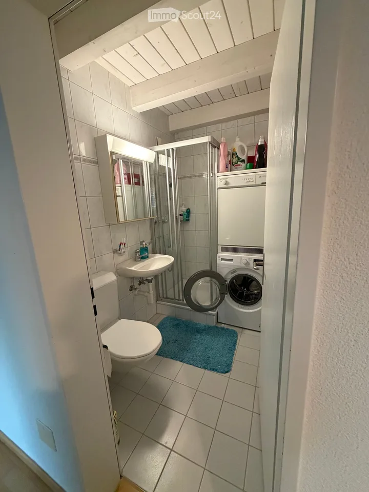 Chambre lumineuse avec salle de bain privée et accès au balcon – Colocataire recherché – photo 2 sur 5