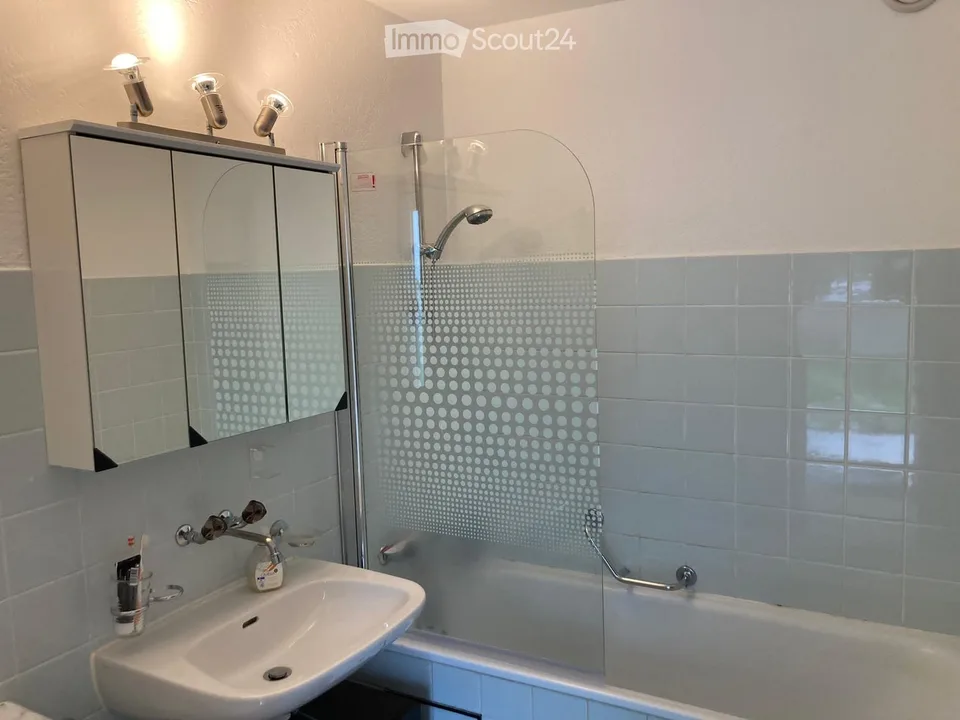 Erdgeschoss Wohnung mit Garten und Schwimmbad, Einstellplatz in der Miete inkludiert! – Foto 3 von 14