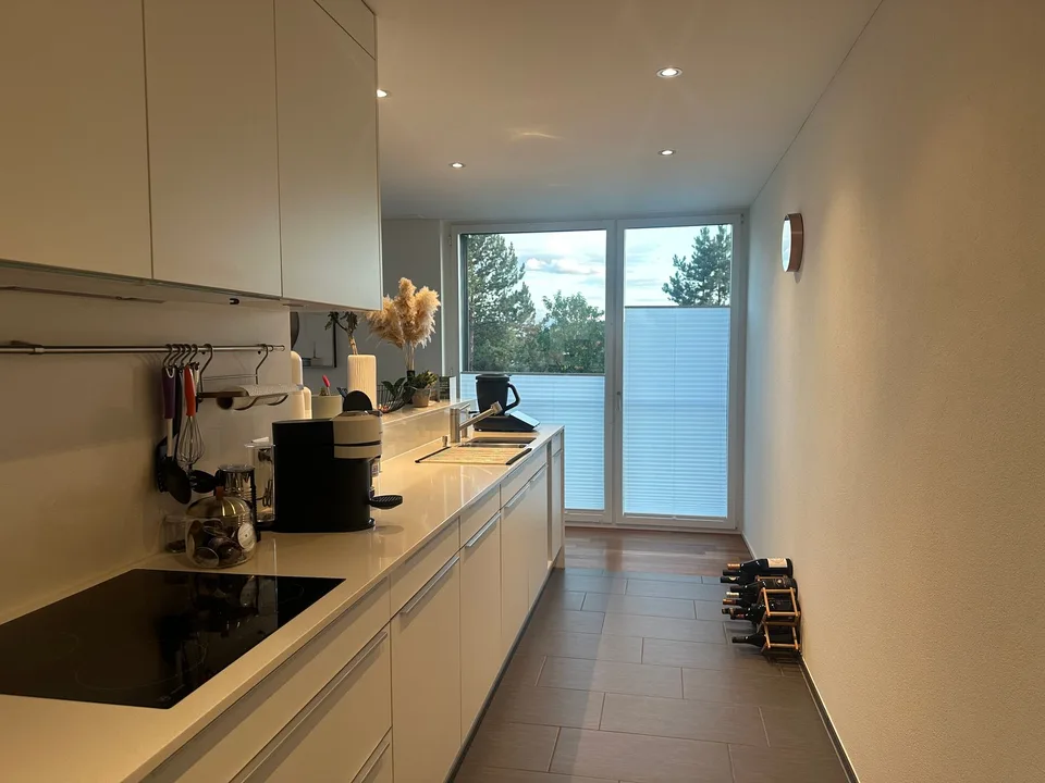 Moderne möblierte 4.5-Zimmer-Wohnung mit Aussicht in Zug – Foto 8 von 17
