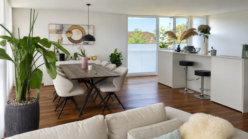 Moderne möblierte 4.5-Zimmer-Wohnung mit Aussicht in Zug – Foto 3 von 17