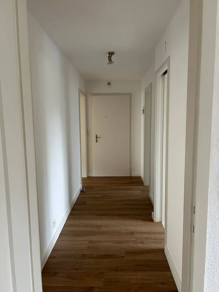 Frisch sanierte 3-Zimmer-Wohnung mit Balkon im Herzen von Reinach – Foto 4 von 8
