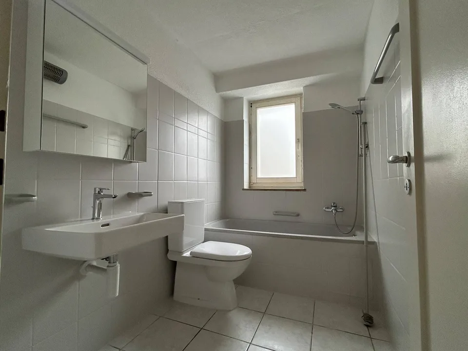Frisch sanierte 3-Zimmer-Wohnung mit Balkon im Herzen von Reinach – Foto 3 von 8