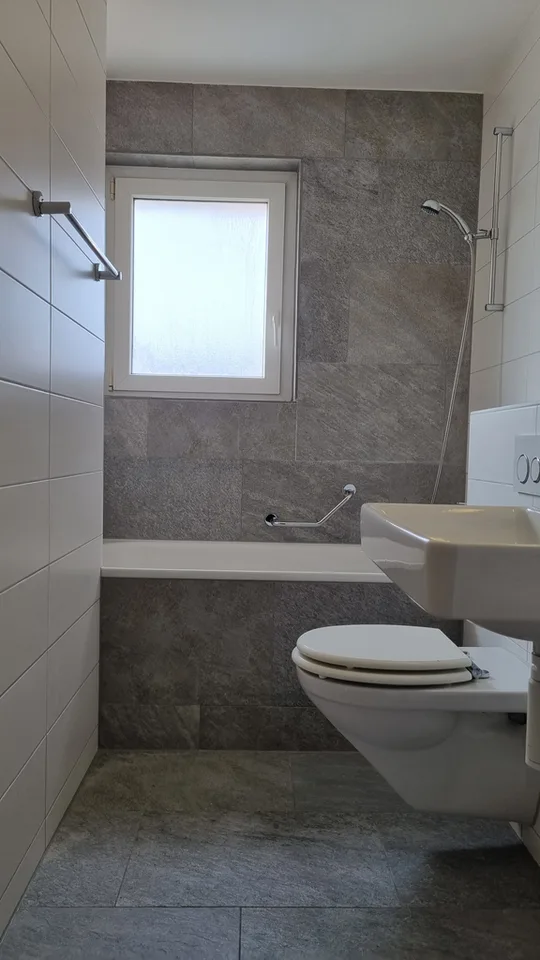 Charmante 2-Zimmer-Wohnung mit Balkon nahe der Birs – Foto 5 von 8